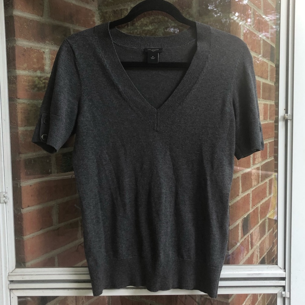 EUC Ann Taylor grey fitted top with button sleeves